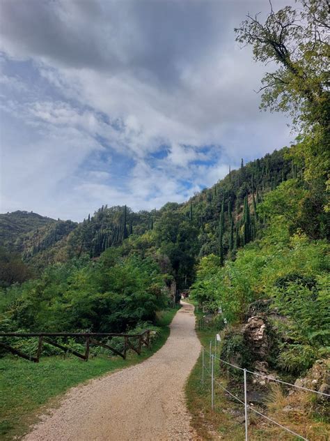 Panoramica della valle con sentiero in primo piano