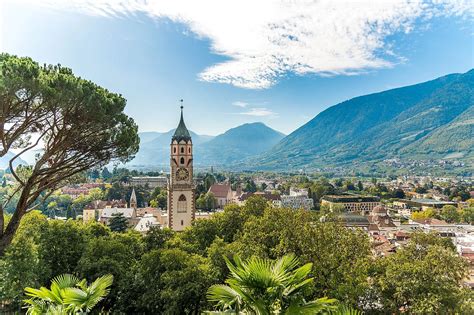 Vista panoramica da Merano 2000 sulle montagne circostanti