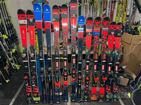 Immagine di un assortimento di sci usati Rossignol con diverse lunghezze e modelli.