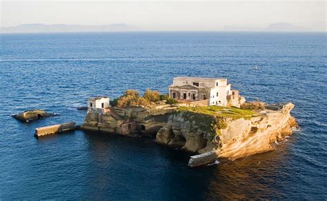 Panorama della costa di Posillipo con le Isole della Gaiola