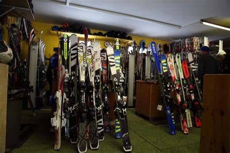 Una selezione di sci, snowboard e attrezzature invernali disponibili per il noleggio.