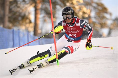 Paco Rassat in azione durante lo slalom di Adelboden, con la neve che sale dal tracciato.
