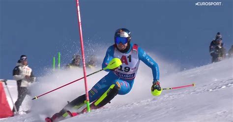 Alex Vinatzer durante una manche di slalom, concentrato sul tracciato.