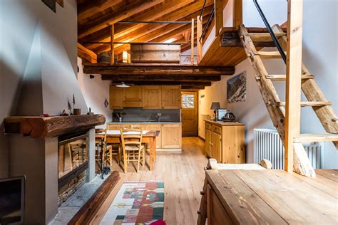 Interno accogliente di una baita di montagna con vista panoramica