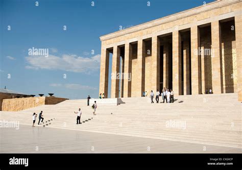 Mausoleo di Atatürk (Anıtkabir) ad Ankara, un imponente complesso monumentale.