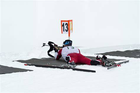 Schema delle discipline del biathlon con distanze e poligoni