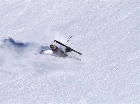 Sciatore che cade da uno skilift con personale dell'impianto pronto ad intervenire.