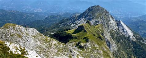 Panorama dalla zona del Rifugio Cella con vista sulla valle e le Alpi Apuane