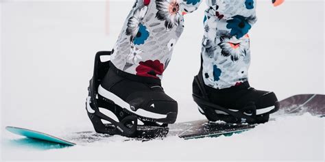 Illustrazione che mostra un topsheet di snowboard con una spaccatura e i passaggi per la sua riparazione.