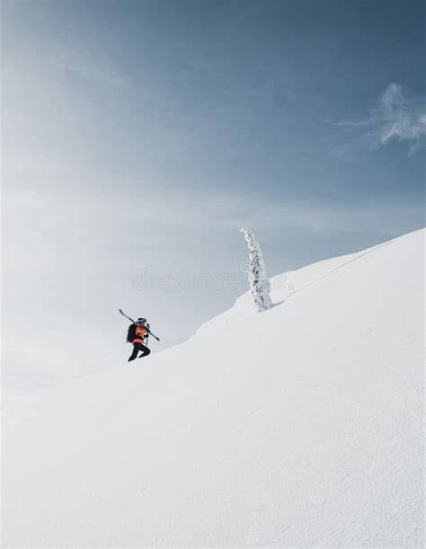 Sciatore che percorre una pista rossa a Mottolino con vista panoramica su Livigno