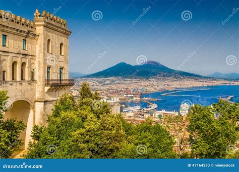 Vista aerea di Napoli con i piloni dell'antica funivia di Posillipo