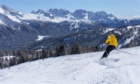 Vista panoramica della Val di Sole con piste da sci e vette innevate