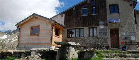 Rifugio Giovanni Bertacchi e il Lago di Emet in un ambiente alpino