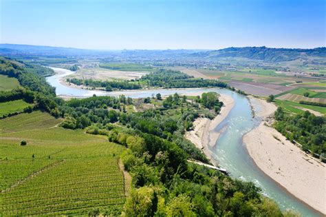 Panorama di Ivrea con le colline circostanti e il fiume Dora Baltea