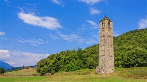 Campanile solitario nella Serra d'Ivrea