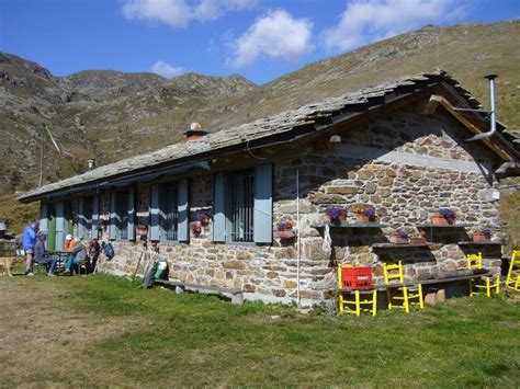 Il Rifugio Alpe Cavanna con il paesaggio circostante.
