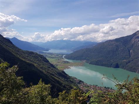 Vista panoramica dal Tracciolino con i laghi e le montagne all'orizzonte.