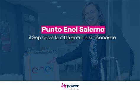 Foto di un consulente Enel che assiste un cliente in un ufficio.