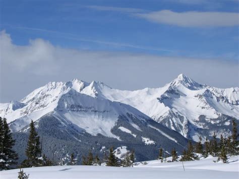 Panoramica delle montagne innevate di Aspen, Colorado, con diverse piste da sci visibili.
