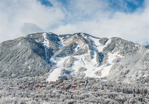 Vista aerea di Aspen Mountain (Ajax) con un'ampia area sciabile e il villaggio sottostante.