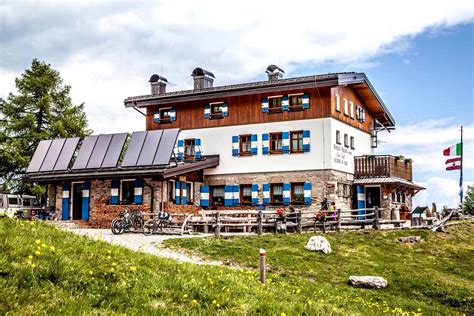 Vista panoramica sulla Val di Non dal sentiero che conduce al Rifugio Peller.