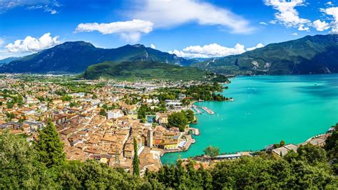 Paesaggio suggestivo sul Lago di Garda con cipressi e oliveti durante l'ultima tappa dell'Alta Via n. 10.