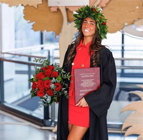 Ritratto di Carlotta Rossignoli con toga da laureata