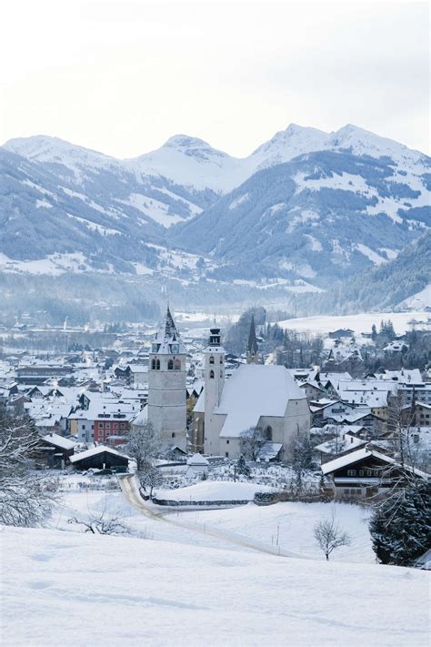 Panorama montano di Kitzbühel con il centro storico e le montagne circostanti