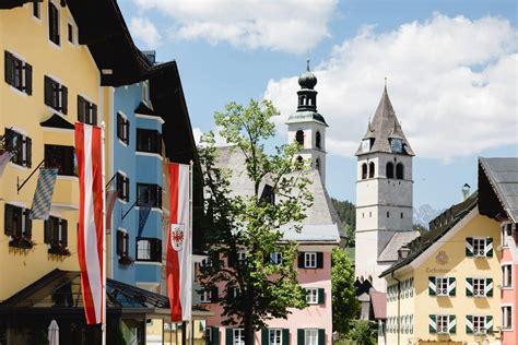Centro storico di Kitzbühel con le sue case tradizionali tirolesi