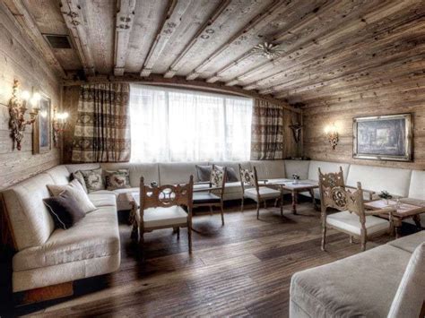 Interno di un hotel di lusso a Kitzbühel con arredamento in stile tirolese