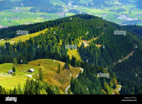 Vista panoramica mozzafiato dalle cime delle montagne di Kitzbühel