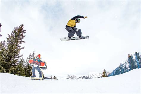 Snowboarder che esegue una curva in pista con la tavola Drake League