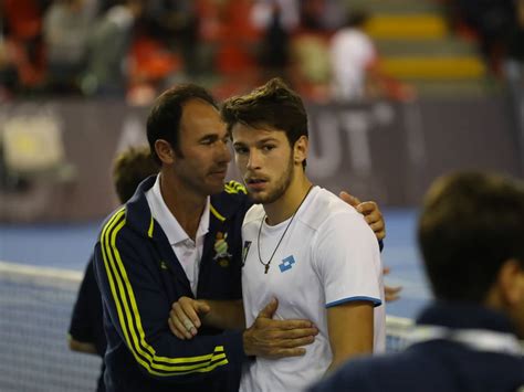 Immagine che simboleggia il passaggio di carriera di Gianluigi Quinzi dal tennis al management sportivo.