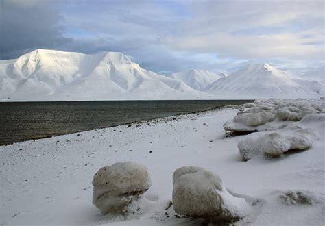 Panorama invernale delle Svalbard con neve e ghiaccio