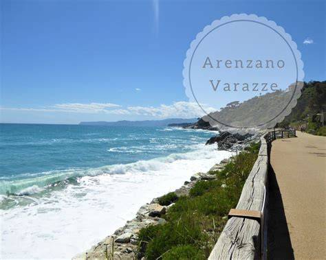 Vista panoramica della costa ligure lungo la ciclabile Arenzano-Varazze, con il mare blu e la vegetazione mediterranea.