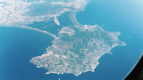 Vista aerea del Monte Argentario con i suoi tomboli che lo collegano alla terraferma