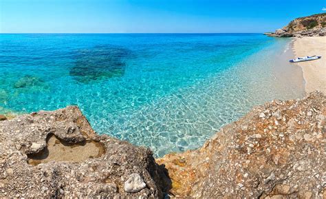Vista panoramica sulla costa nord dell'Argentario con il mare e le isole in lontananza
