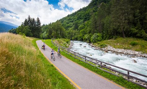 Panoramica del fiume Noce lungo la pista ciclabile con montagne sullo sfondo