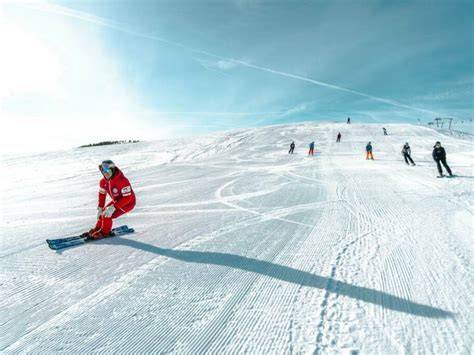 Schema delle prove di selezione per diventare maestro di snowboard: slalom gigante, salti con grab, prove tecniche (curve, jibbing, freestyle).