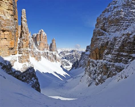 Panorama spettacolare della Val di Mezdì con le sue imponenti pareti rocciose dolomitiche