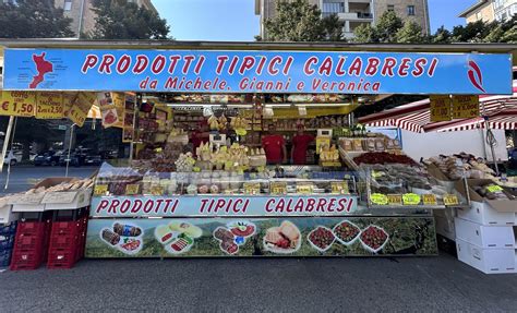 Mercato locale con prodotti tipici carinziani, tra cui pane scuro e dolci