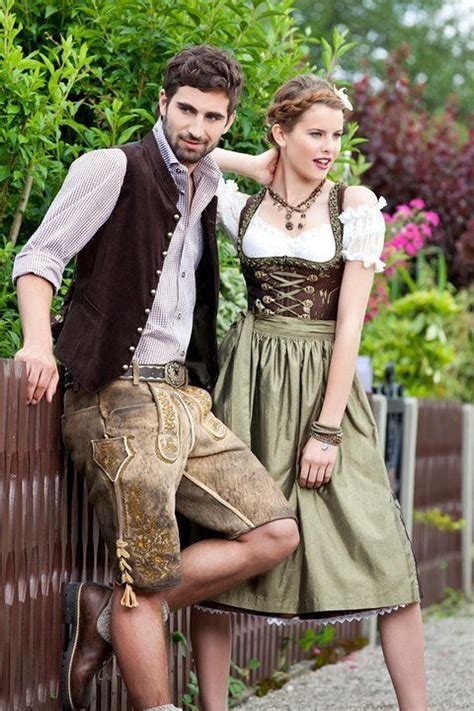 Coppia vestita con Dirndl e Lederhosen tradizionali