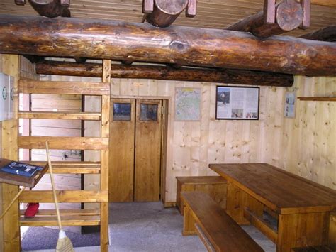 Interno del Bivacco Marino Bassi con materassi e illuminazione solare