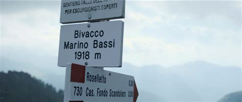 Cartello escursionistico che indica la direzione per il Bivacco Marino Bassi