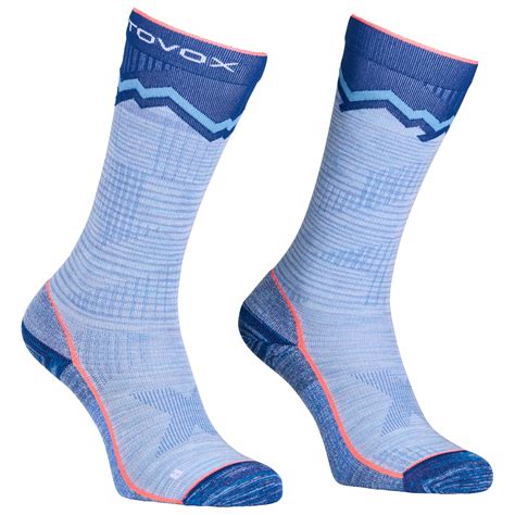 Primo piano di una calza da sci Ortovox con dettagli sulle cuciture piatte e il materiale in lana merino.