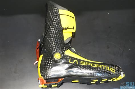Schema comparativo tra scarponi da scialpinismo da gara (1-2 ganci, carbonio) e scarponi classici (3-4 ganci)