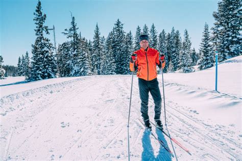 Sciatore di fondo che percorre una pista panoramica nell'area di Oclini