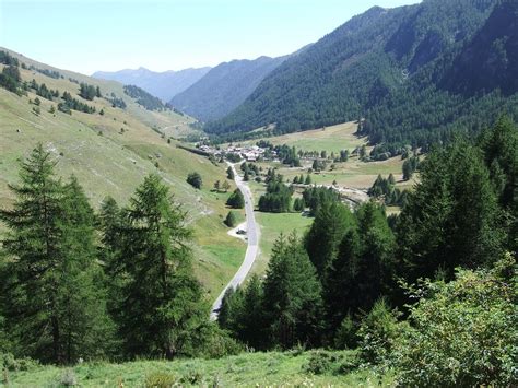 Immagine aerea di Pontechianale e della Valle Varaita.