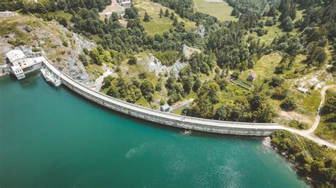 Fotografia del lago artificiale di Pontechianale con la diga.