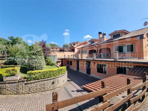 esterno di Rocca Salomone con giardino e terrazza panoramica